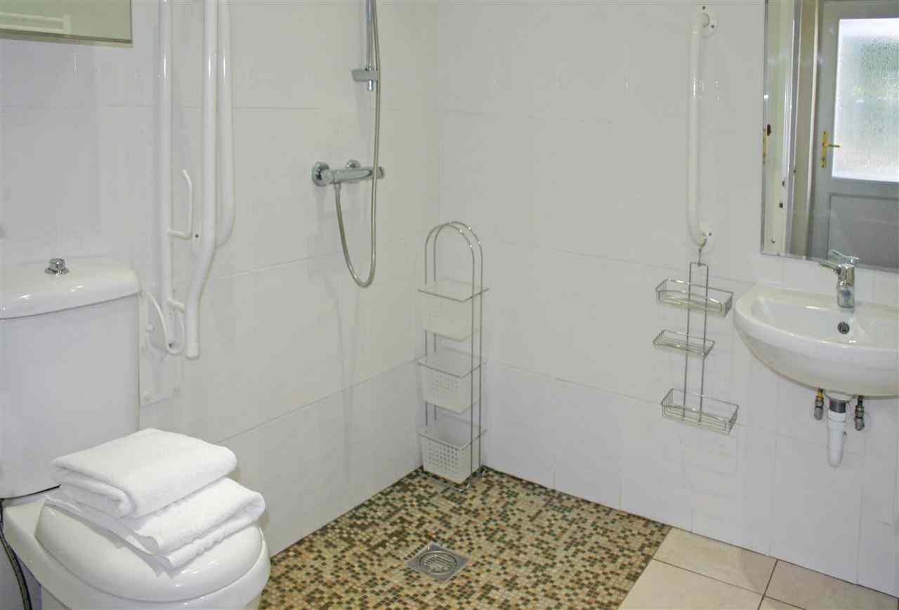 resized-2349823-wet room.jpg